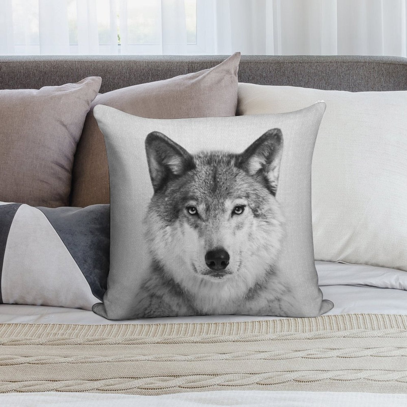 Wolf - Black & White Soft Fade-Resistant Throw Pillow